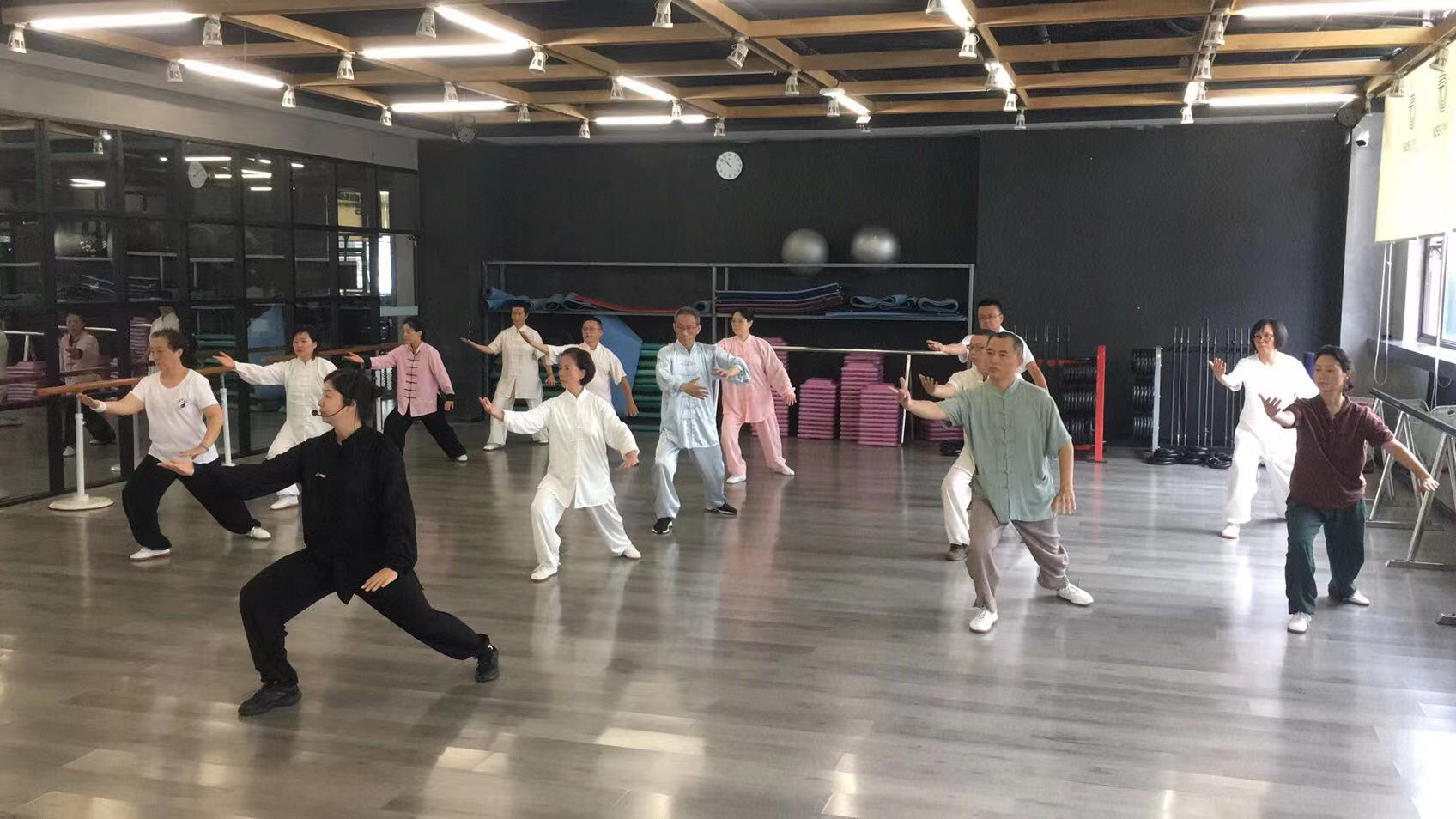 老师带领学员专注练习